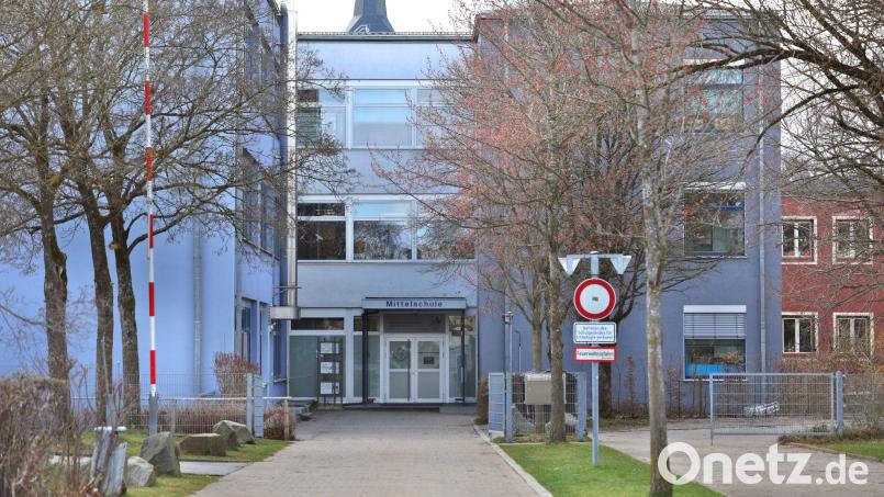 An der Mittelschule Mindelheim wurden Schüler bei einer Infoveranstaltung zu den Gründen der Durchsuchung informiert. Bild: Karl-Josef Hildenbrand/dpa