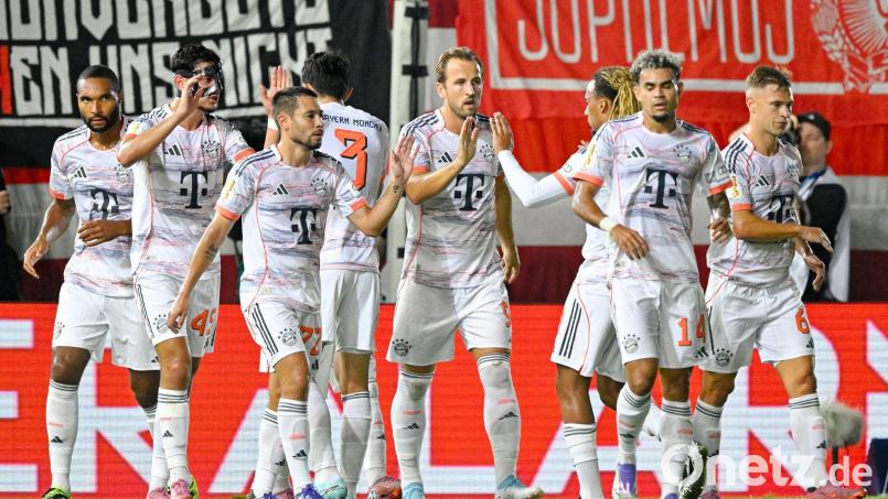 Harry Kane (M) und seine Münchner testen im Sommer beim SV Wehen Wiesbaden. (Archivbild) Bild: Uwe Anspach/dpa