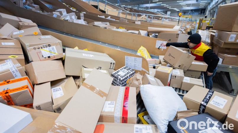 Laut EU-Kommission kamen 2024 täglich rund zwölf Millionen Pakete in der EU an - deutlich mehr als in den beiden Vorjahren. (Symbolbild) Bild: Rolf Vennenbernd/dpa