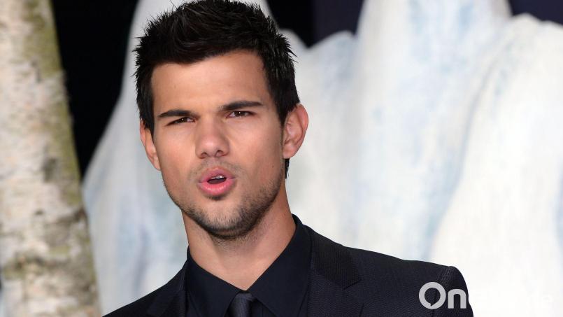 Taylor Lautner und seine Ehefrau werden Eltern. (Archivbild) Bild: Britta Pedersen/dpa