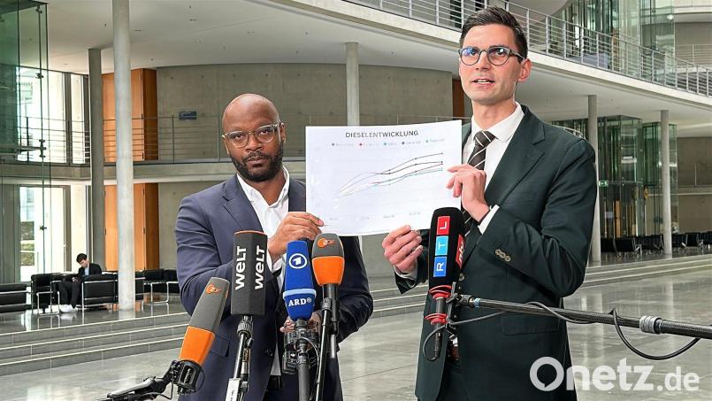 Die Chefs der Taskforce zu den Auswirkungen des Iran-Krieges, Armand Zorn (SPD, l.) und Sepp Müller (CDU), erläutern Maßnahmen zur Entlastung der Bürger, sollte der Krieg noch lange andauern. Bild: Jörg Ratzsch/dpa