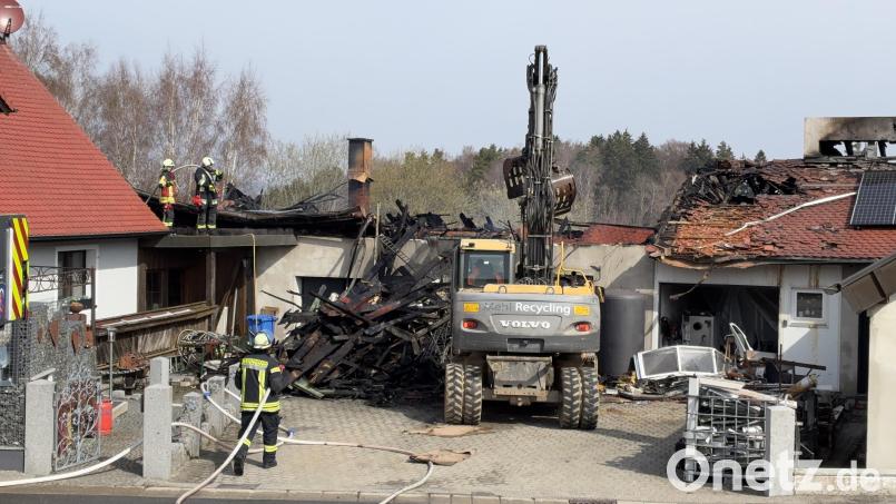 Nach dem Ende der Löscharbeiten in Rückersrieth bei Moosbach zeigte sich das ganze Ausmaß des Brandes. Die Werkstatt brannte komplett nieder. Bild: Polizei Vohenstrauß