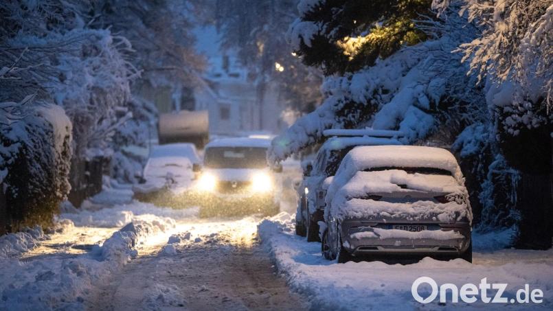 Das Winterwetter sorgt für glatte Straßen in Oberbayern. (Symbolbild) Bild: Lukas Barth-Tuttas/dpa
