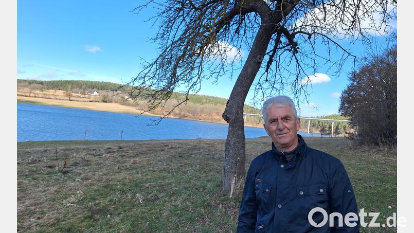 Walter Drexler steht vor dem alten Apfelbaum, der einst im Hof des elterlichen Bauernhofes stand. Vor 50 Jahren musste seine Familie umsiedeln, um Platz zu machen für den Eixendorfer Stausee. Bild: bl