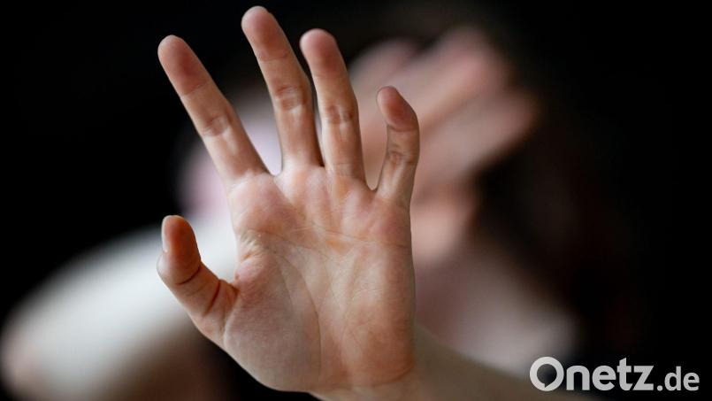 Viele junge Menschen haben laut einer Befragung schon einmal sexualisierte Gewalt erfahren. (Symbolbild) Bild: Fabian Sommer/dpa