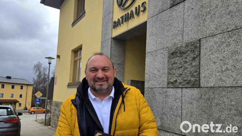Oliver Becher vor dem Rathaus in Neusorg: Im Mai wird er dort als neuer Bürgermeister sein Büro beziehen. Bild: lnz