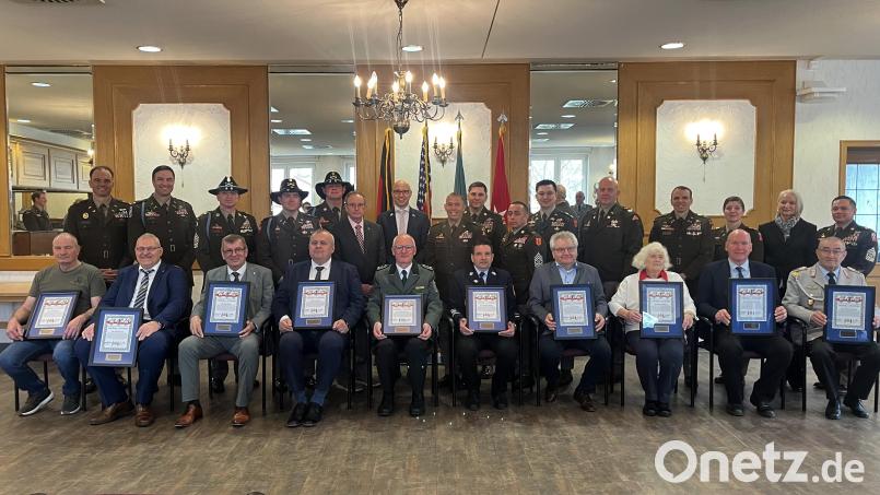 Die US-Armee in Grafenwöhr zeichnete verdiente Persönlichkeiten mit dem „Good Neighbor Award“ aus. Die Ehrungen nahmen Brigadegeneral Terry Tillis und Command Sergeant Major Paul Fedorisin (Mitte) vor. Generalkonsul Dr. James Miller und die Vertreter der Einheiten, welche die Vorschläge einbrachten gratulierten zu den Auszeichnungen. Bild: mor