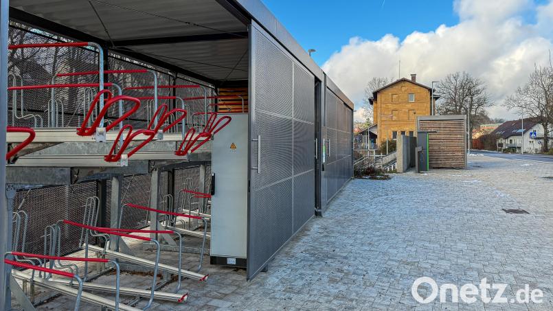 Eine Jahresmiete wird 80 Euro kosten: Der Stadtrat hat die Gebühren festgelegt, die für die Benutzung der elektronisch abstellbaren Fahrradboxen am Bahnhof anfallen. Die Ladesäule für Akkus von E-Bikes ist sogar kostenlos. Bild: Stephan Huber