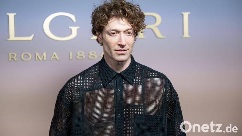 Daniel Donskoy spielt einen Bonapartisten in der Wiener-Kongress-Serie „Vienna Game“ von Disney+, die im November starten soll. (Archivbild) Bild: Christophe Gateau/dpa