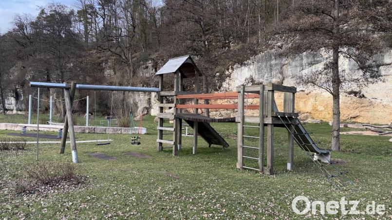 Hier am Spielplatz in Ammerthal beim Fußball-Gelände kann man künftig in den geplanten Walderlebnispfad einsteigen – dort gibt es auch genügend Parkplätze. Bild: ge