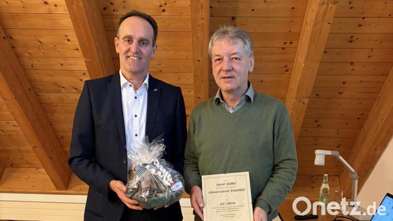 Bürgermeister Hans-Jürgen Strehl (links) überreichte Horst Kölbel eine Urkunde und ein Präsent. Bild: gru