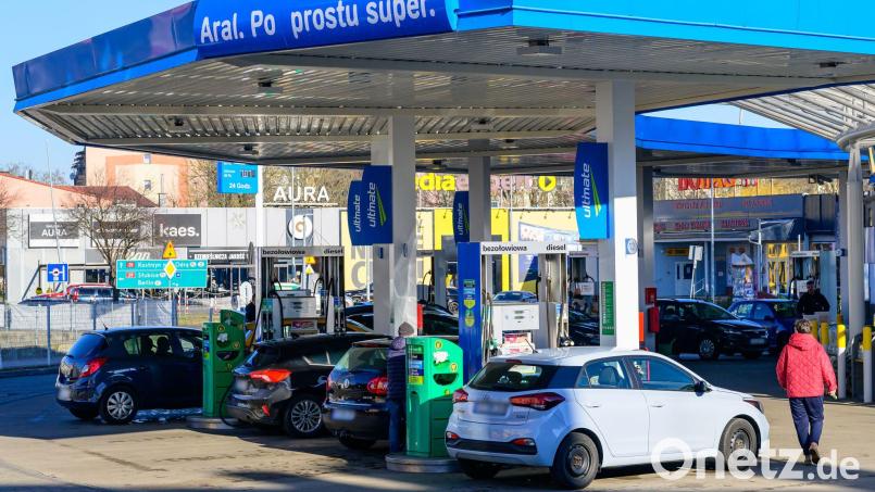 Tanken in Polen ist nach wie vor billiger als in Deutschland - doch der Preisanstieg seit Kriegsbeginn ist inzwischen weitgehend identisch. (Archivbild) Bild: Patrick Pleul/dpa