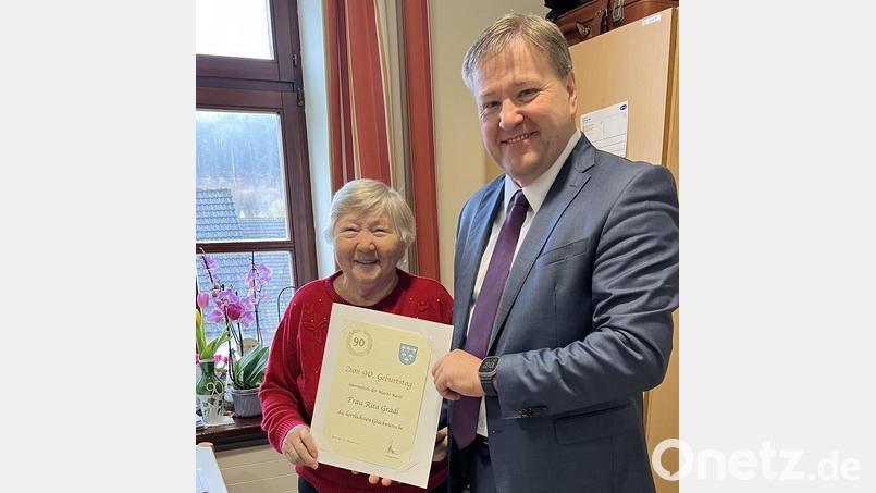 Rita Gradl feiert ihren 90. Geburtstag in Umelsdorf, auch Bürgermeister Stefan Braun gehörte zu den Gratulanten. Bild: Markt Kastl
