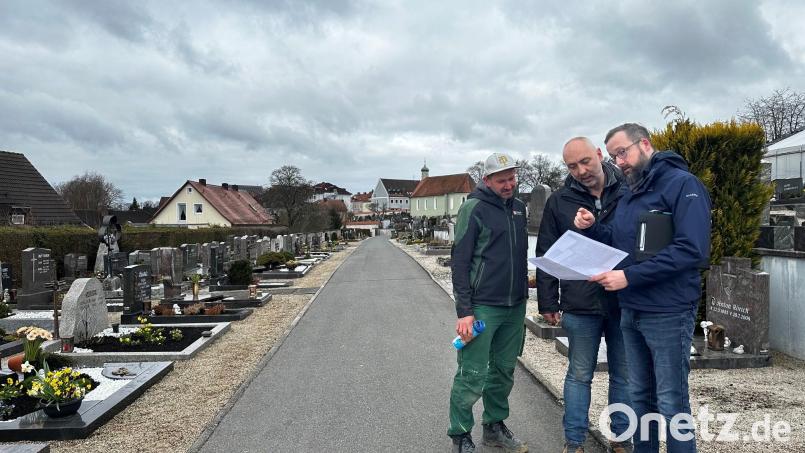 Matthias Bayer (links), Rainer Steinhilber (Mitte) und Christian Schell (rechts) besprechen das Vorgehen am städtischen Friedhof in Neustadt/WN. Dort sollen neue Sitzmöglichkeiten entstehen und Bäume gepflanzt werden. Bild: Ramona Herrmann
