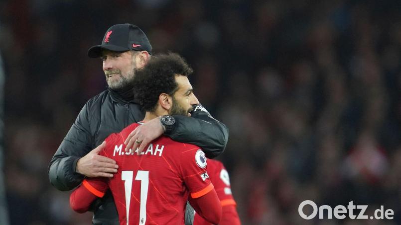 Feierten zusammen große Erfolge: Jürgen Klopp und Mohamed Salah. (Archivbild) Bild: Jon Super/AP/dpa