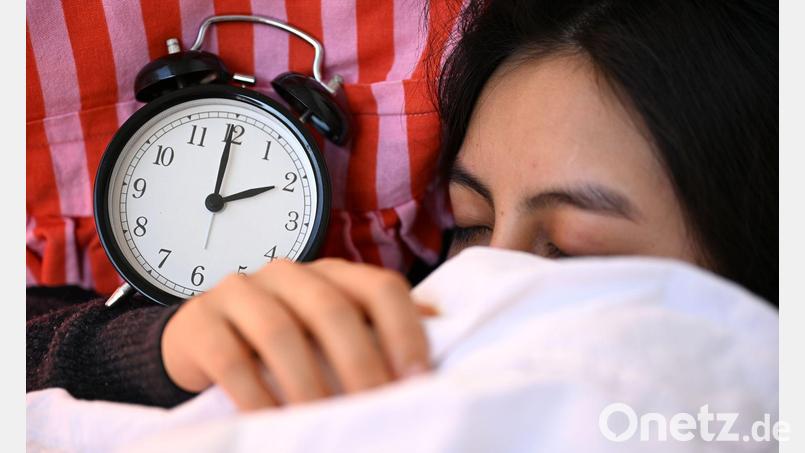 Am Sonntag (29.3.) werden die Uhren vorgestellt, die Sommerzeit beginnt. (Symbolbild) Bild: Elisa Schu/dpa