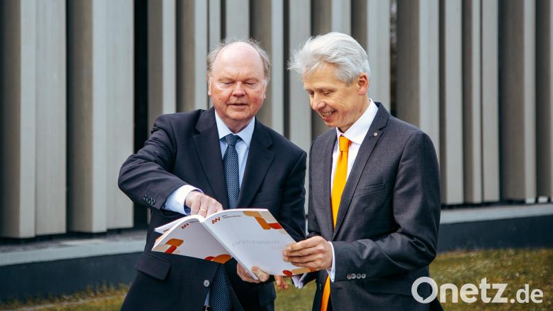 Hochschulpräsident Prof. Dr. Clemens Bulitta (rechts) und Vizepräsident Prof. Dr. Wolfgang Weber (links) freuen sich über die Veröffentlichung des Forschungsberichts 2026 der OTH Amberg-Weiden Bild: Jolanda Selting/ OTH Amberg-Weiden