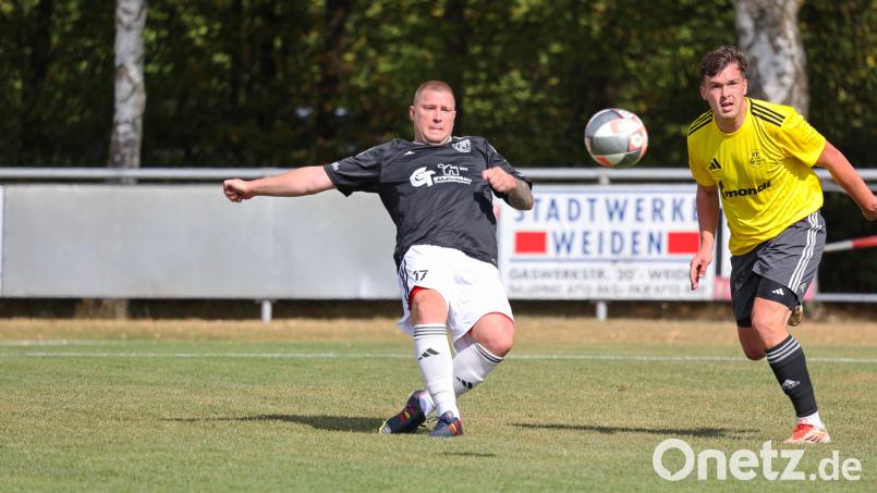 Timo Bachmeier (rechts) wechselt zwar zur neuen Saison zur SpVgg Trabitz, bis dahin will er aber für die SV Grafenwöhr alles geben – und zwar auch im Schlagerspiel beim Spitzenreiter SV 08 Auerbach. Archivbild: Dieter Jäschke