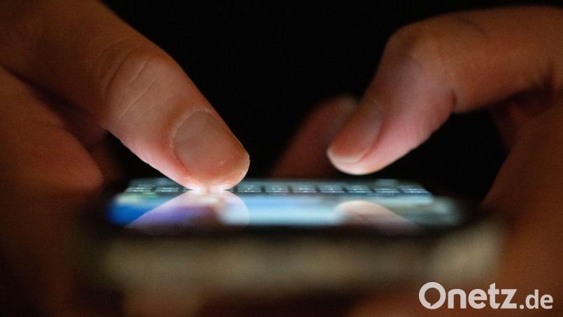 Mehrere Apps und Anbieter nutzen die Ausnahme von den europäischen Datenschutzregeln, etwa Microsoft, LinkedIn oder Google. (Symbolbild) Bild: Sebastian Kahnert/dpa