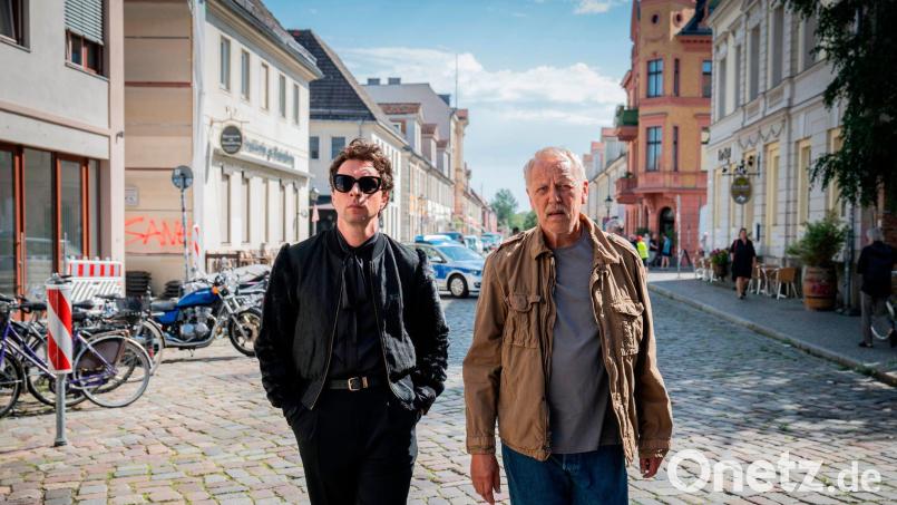 Vincent Ross (l, André Kaczmarczyk) und Karl Rogov (Frank Leo Schröder) von der deutsch-polnischen Mordkommission im Grenzort Świecko verschlägt es nach Potsdam. Bild: Christoph Assmann/rbb Presse &amp; Information/dpa