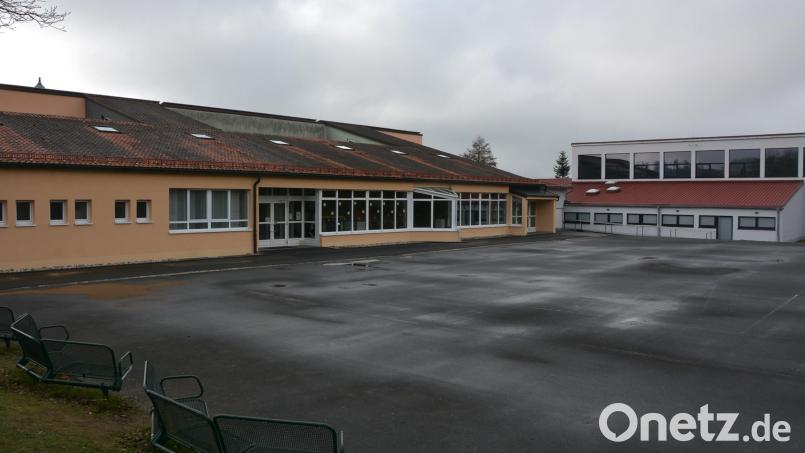 Noch heuer soll am Kindercampus, der in der Grundschule (Bild) untergebracht wird, mit den Bauarbeiten begonnen werden. Mit Hilfe der Haushaltseinnahmereste wurden dafür über 3,3 Millionen Euro bereitgestellt. Bild: jr