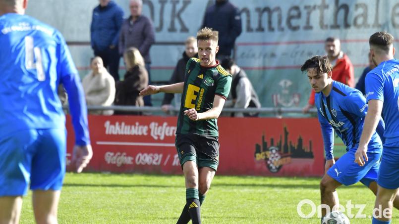 Dominik Haller (Mitte) traf per Foulelfmeter zum zwischenzeitlichen 1:2 für die DJK Ammerthal. Archivbild: Hubert Ziegler