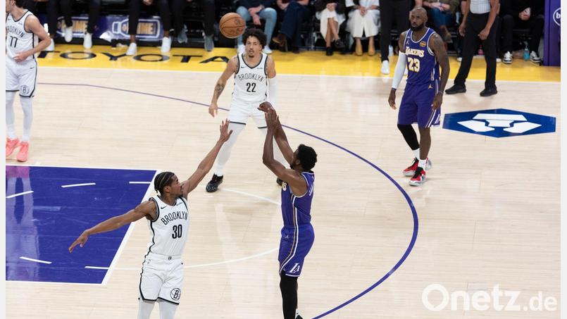 Erster Vater-Sohn-Assist der NBA-Geschichte: LeBron James sieht den Dreier von Bronny James aus nächster Nähe. Bild: Ringo Chiu/ZUMA Press Wire/dpa