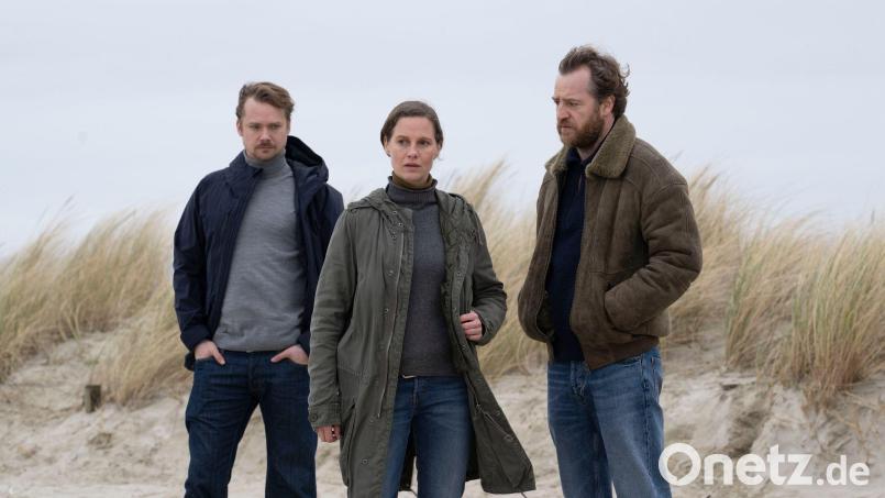 Kommissarin Ann Kathrin Klaasen (Picco von Groote, M.) und ihr Lebens- und Arbeitspartner Frank Weller (Tom Radisch, r.) ermitteln gegen Dr. Bernhardt Sommerfeldt (Sven Schelker, l.) Bild: Michael Ihle/ZDF/dpa