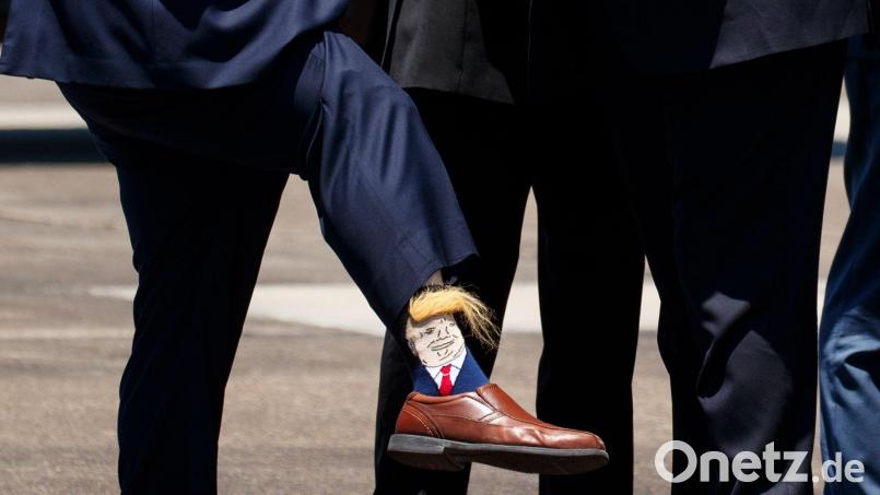 Russische Abgeordnete haben bei ihrem ersten US-Besuch seit mehr als zehn Jahren als Geschenk Socken mit dem Bildnis von Präsident Donald Trump geschenkt bekommen. (Symbolbild) Bild: Evan Vucci/AP/dpa