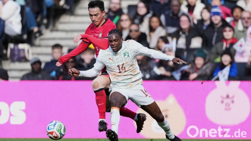 Martial Godo (vorne) gewann mit der Elfenbeinküste einen WM-Test gegen Südkorea. Bild: Dave Shopland/AP/dpa