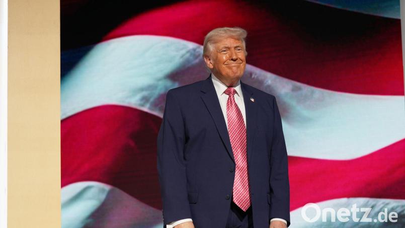 Trump nennt die Straße von Hormus „Straße von Trump“. Bild: Mark Schiefelbein/AP/dpa