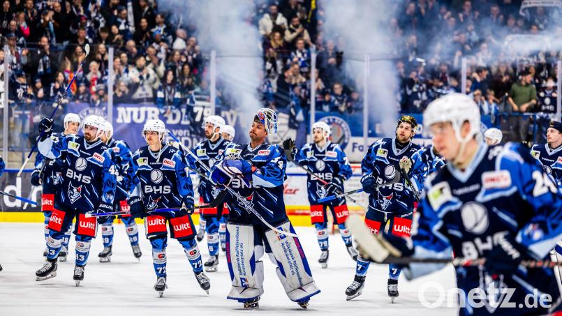 Szenen aus dem ersten Play-down-Spiel zwischen den Blue Devils Weiden (blaue Trikots) und dem ESV Kaufbeuren. Die Blue Devils gewannen am Freitagabend mit 3:2. Bild: Tobias Neubert