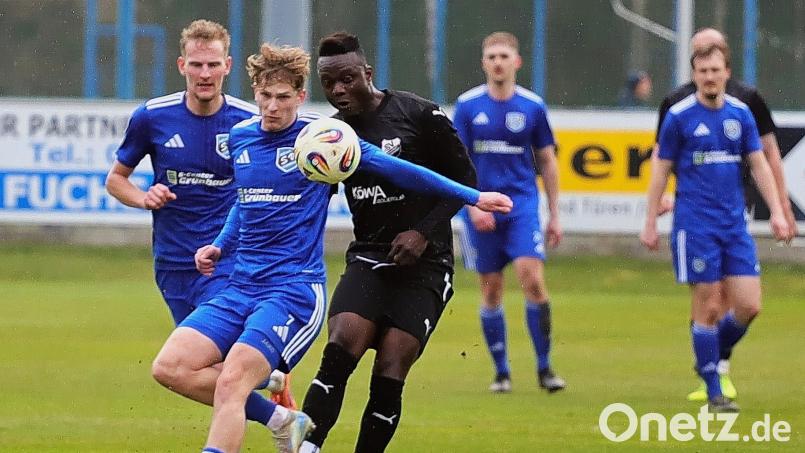 Johannes Janker (im Vordergrund) traf eine Viertelstunde nach einer präzisen Steilvorlage von Noah Scheler (links) zum 1:1 und sicherte dem SV Etzenricht das inzwischen zehnte Remis. Archivbild: war