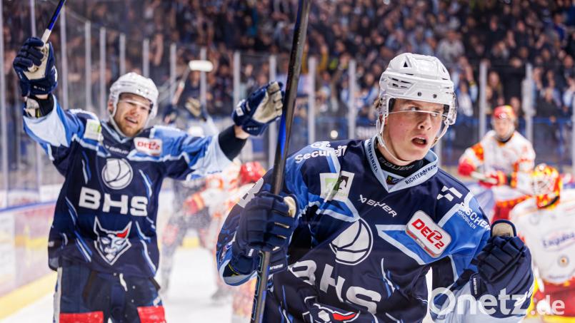 Die beiden Matchwinner Noah Samanski (rechts) und Tyler Ward bejubeln ihre Koproduktion, die im 2:0 für die Blue Devils endete. Der Start in die alles entscheidende Play-down-Serie gegen den ESV Kaufbeuren ist mit dem 3:2-Heimsieg am Freitagabend gelungen. Bild: Werner Moller