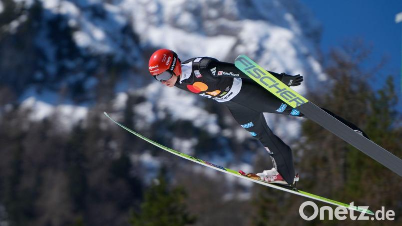 Karl Geiger konnte nur im ersten Durchgang des Teamwettbewerbs überzeugen. Bild: Darko Bandic/AP/dpa