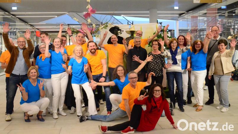 Ein erfolgreicher Flashmob wird bejubelt. Bild: Kunz