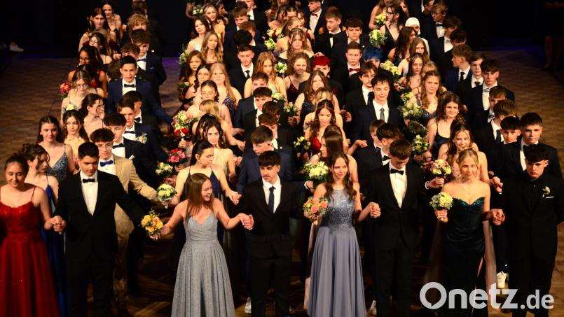 Ein prächtiges Bild bot die Polonaise der Realschüler nach dem Einzug der Tanzpaare in die Max-Reger-Halle. Bild: Kunz