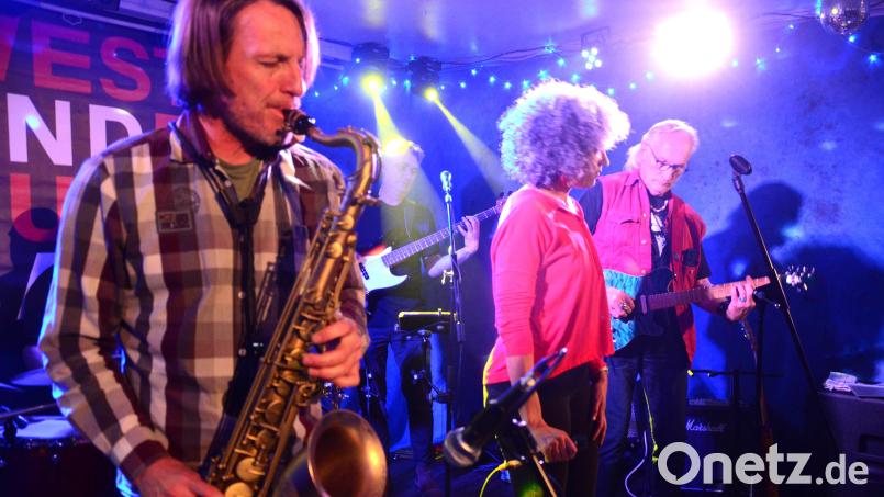 Die WestfEndfBluesfBand auf der "Live Stage" im "Kulturbahnhof" in Weiden. Bild: Kunz