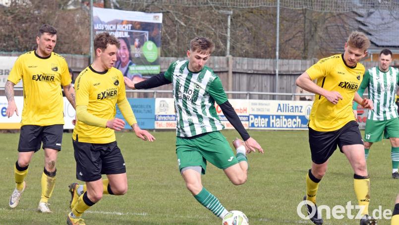 Für den SV Mitterteich reichte es gegen den 1. FC Trogen trotz vieler Chancen nur zu einem 1:1. In dieser Szene zieht Sandor Balogh ab. Bild: Gebert