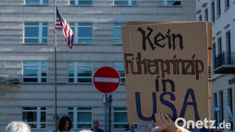 Zahlreiche Menschen protestieren immer wieder gegen die Politik von US-Präsident Donald Trump. (Symbolbild) Bild: Soeren Stache/dpa