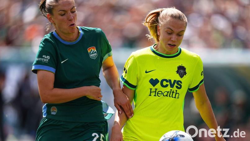 Die deutsche Stürmerin Melissa Kössler (l) lief vor mehr als 60.000 Zuschauern auf. Bild: David Zalubowski/AP/dpa