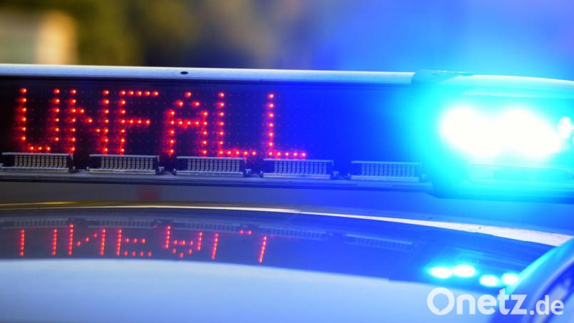 Der Mann starb demnach noch an der Unfallstelle. (Symbolbild) Bild: Stefan Puchner/dpa