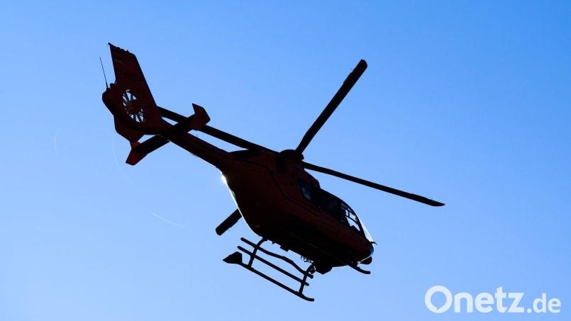 Die 13-Jährige wurde nach dem Traktorunfall mit einem Hubschrauber in eine Klinik geflogen. (Symbolbild) Bild: Julian Stratenschulte/dpa