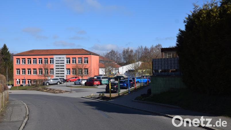 Die Parksituation auf dem öffentlichen Parkplatz führt zu Unmut unter den Eltern der Schul- und Kindergartenkinder. Besonders vor Schulbeginn und zum Unterrichtsende sei es oft schwierig einen Parkplatz zu finden. Bild: fla