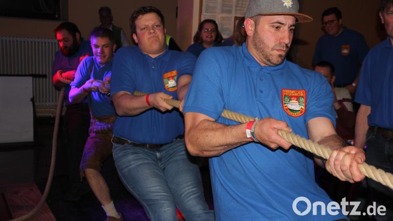 Zum fünften Male in Folge siegte die Feuerwehr Kondrau, die diesmal mit Christoph Frank, Florian Rösch, Benjamin Härtl und Michael Schöner (von links) am Start war. Bild: Konrad Rosner