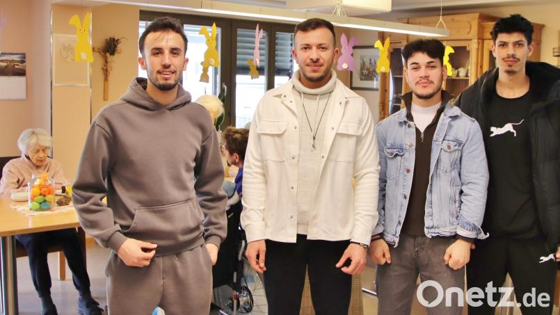 Bader, Youssef, Ali und Mohamad (von links): Vier junge Männer aus Syrien in ihren Zwanzigern, die im Schwandorfer Elisabethenheim arbeiten und von Abschiebung bedroht sind. Bild: Thomas Dobler