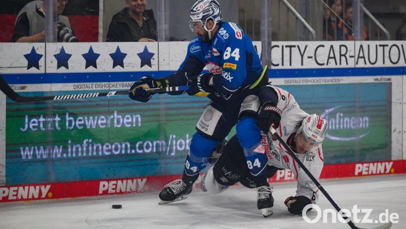 Trevor Parkes (l) wechselt von den Dresdner Eislöwen zu den Augsburger Panthern. (Archivbild) Bild: Robert Michael/dpa