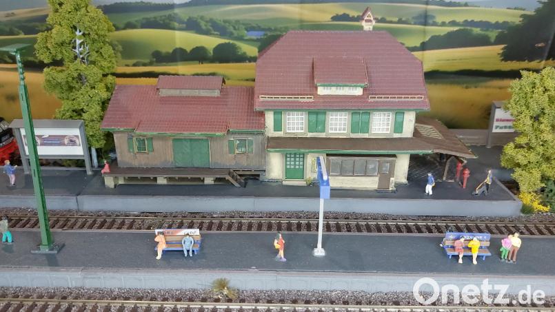 Ob der Zug heute pünktlich kommt? Bild: mfh