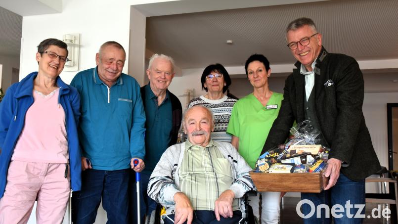 Laszlo Zoltziar (sitzend, Mitte) ist ein fröhlicher, stets gut gelaunter Mensch, der auch im Alter seinen Humor nicht verloren hat. Zum 90. Geburtstag gratulieren die Pflegeleiterin, einige Familienmitglieder und Bürgermeister Franz Stahl (rechts). Bild: ubb