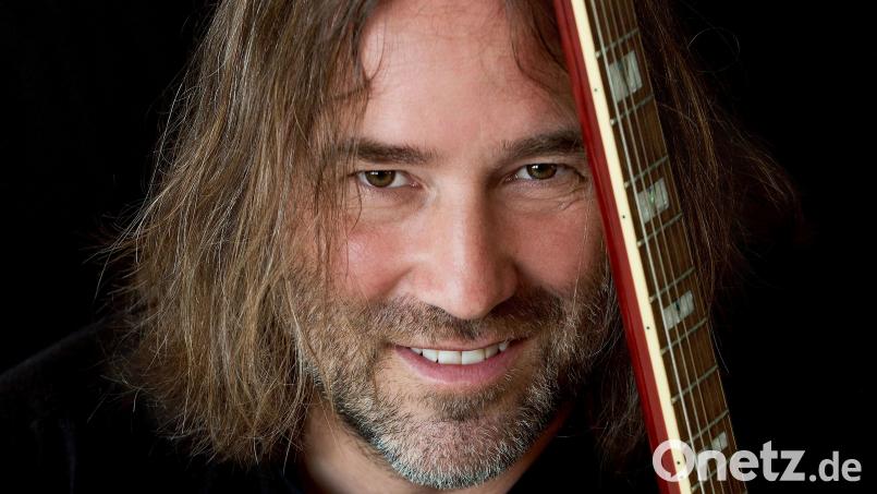 Roland Hefter liefert in Schwarzenfeld ein "Best of" aus 30 Jahren auf der Bühne ab. Bild: Marcella Merk